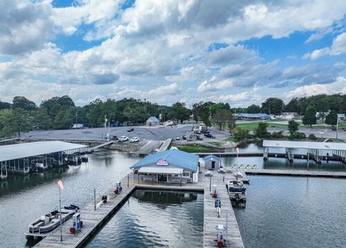 Modern Lakehouse by Moors Marina -Firepit, Grill, Gameroom - <5 minutes to Lake!