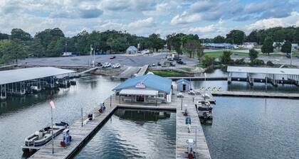 Modern Lakehouse by Moors Marina -Firepit, Grill, Gameroom - <5 minutes to Lake!