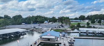 Modern Lakehouse by Moors Marina -Firepit, Grill, Gameroom - <5 minutes to Lake!