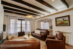 TV, fireplace, books - Paradise in Ses Covetes, Swimming Pool and Bbq (Petra)