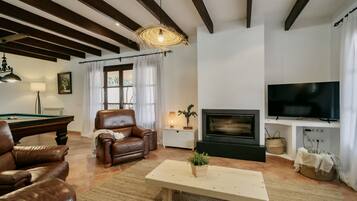 Televisie, een open haard en boeken