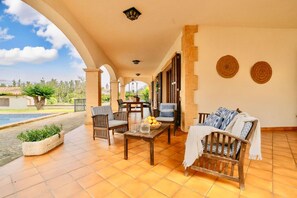 Outdoor dining - Paradise in Ses Covetes, Swimming Pool and Bbq (Petra)