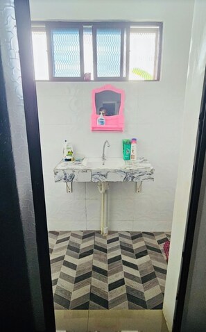 Doccia, asciugamani, sapone, carta igienica