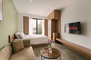 Premium Room, Balcony, Partial Lake View | Television - An Nguyen Lakeside Residence (Hanoi)