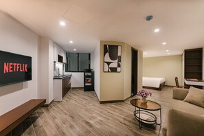 Chambre Deluxe | Coin séjour | Télévision de 46 pouces avec chaînes par câble, Netflix