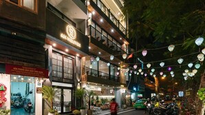 A building with a sign reading "AN PHONG GIAP DICH TRUONG BACH" and "KIMNO CAFE". - An Nguyen Lakeside Residence (Hanoi)