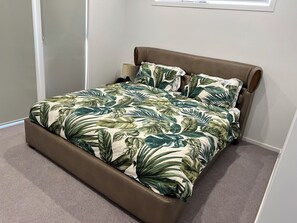 4 bedrooms, iron/ironing board, WiFi, bed sheets