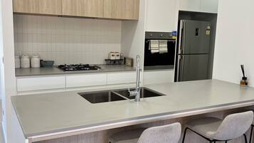 Een microgolfoven, een oven, een kookplaat, een vaatwasser