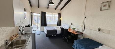 Kamer, 1 twee- of 2 eenpersoonsbedden | Een bureau, gratis wifi