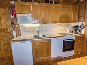 Fridge, microwave, dishwasher, cookware/dishes/utensils