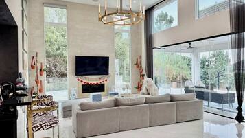 House (4 Bedrooms) | Living area | Flat-screen TV, books