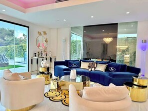 獨棟房屋 (4 Bedrooms) | 起居區 | 平面電視、書籍