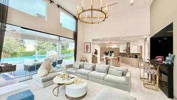 Casa (4 Bedrooms) | Área de sala de estar | Televisión de pantalla plana y libros