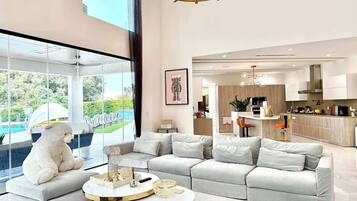 Casa (4 Bedrooms) | Área de sala de estar | Televisión de pantalla plana y libros