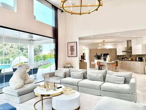 House (4 Bedrooms) | Living area | Flat-screen TV, books