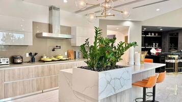 Casa (4 Bedrooms) | Cocina privada | Refrigerador, microondas, horno y lavavajillas