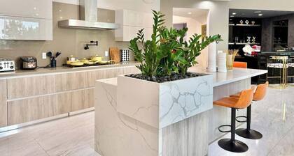 @ Marbella Lane - Enchanted Garden & Pool Hideaway