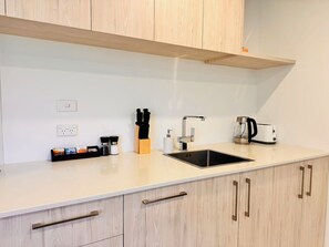 Fridge, microwave, oven, stovetop - City Stadium Stay CBD Apartment A, CHC (Christchurch)