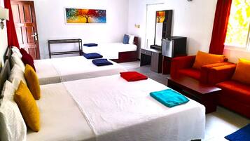 Habitación cuádruple Deluxe, para no fumadores | Escritorio, espacio para trabajar con laptop y wifi gratis