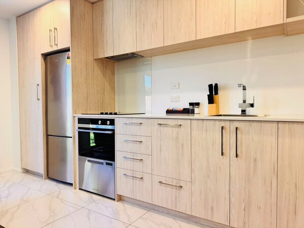 Kühlschrank, Mikrowelle, Ofen, Herdplatte