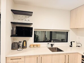 Kühlschrank, Mikrowelle, Ofen, Herdplatte