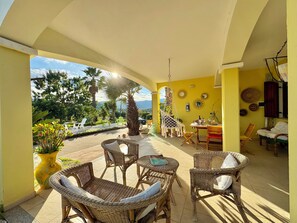 Outdoor dining - " Happy House With Garden " (Bari Sardo)