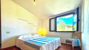 Una camera da letto con un letto, una finestra e una citazione sulla parete.