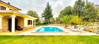 " Villa with Pool Deluxe "