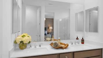 House (4 Bedrooms) | Bathroom | Towels, shampoo, toilet paper