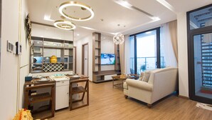 アパートメント 2 ベッドルーム シティビュー | リビング エリア | 55 インチの薄型テレビ (ケーブル放送視聴可)、Netflix、ストリーミングサービス