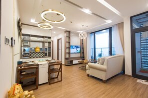 Apartment, 2 Schlafzimmer, Stadtblick | Wohnbereich | 55-Zoll-Flachbildfernseher mit Kabelempfang, Netflix, Streaming-Dienste