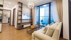アパートメント 2 ベッドルーム シティビュー | リビング エリア | 55 インチの薄型テレビ (ケーブル放送視聴可)、Netflix、ストリーミングサービス