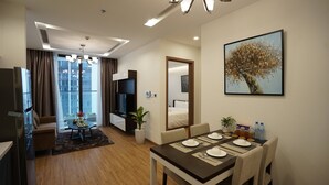 アパートメント 1 ベッドルーム シティビュー | リビング エリア | 55 インチの薄型テレビ (ケーブル放送視聴可)、Netflix、ストリーミングサービス