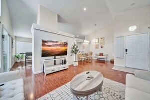 Casa (4 Bedrooms) | Zona de estar