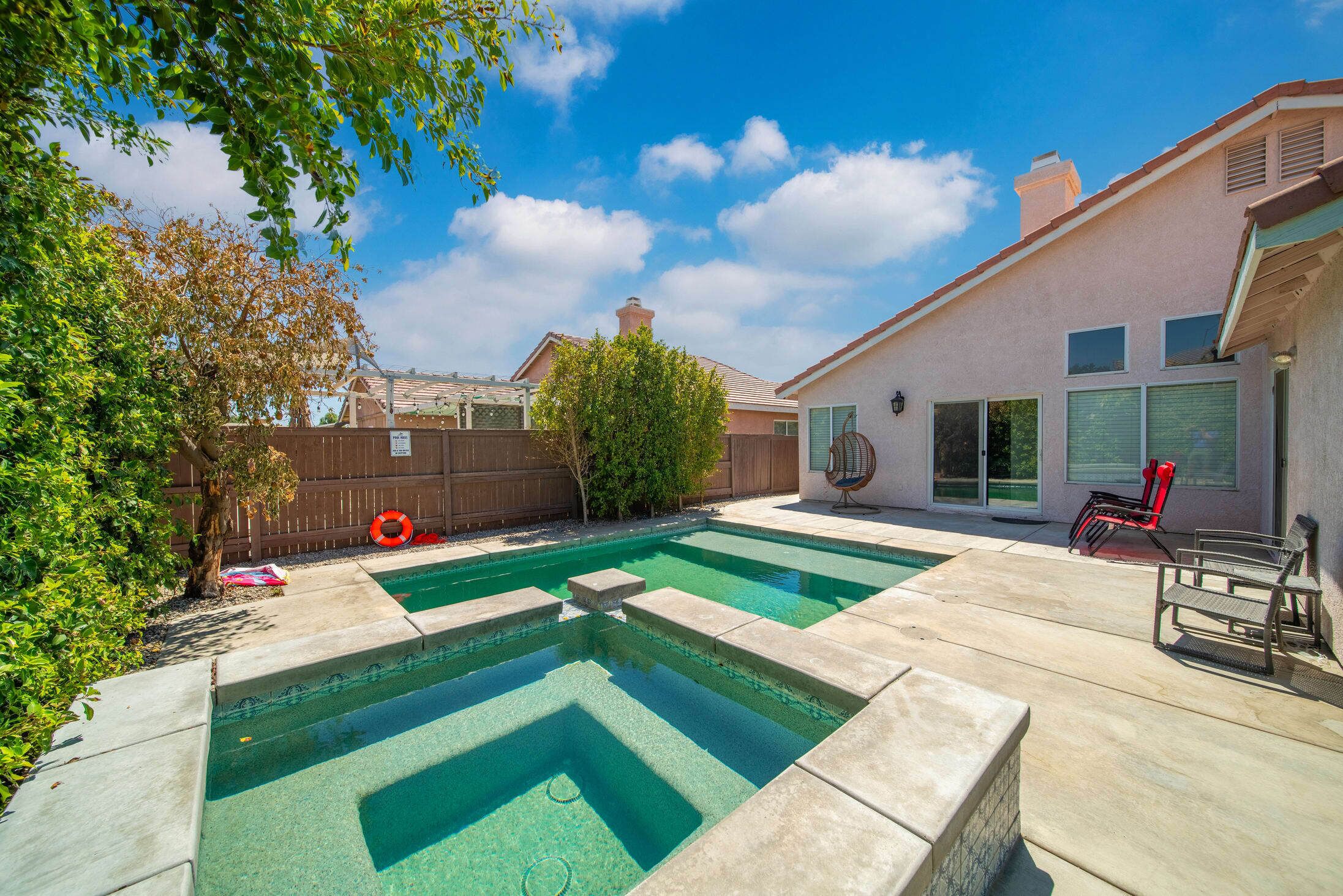Piscina a l'aire lliure i gandules 