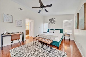 Casa, piscina particular, vista para o jardim (4 Bedrooms) | 4 quartos, escrivaninha, espaço de trabalho para notebook