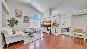 House (4 Bedrooms) | Living room