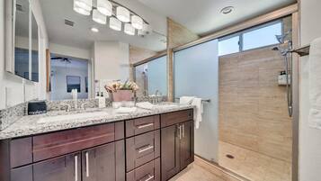 Maison (4 Bedrooms) | Salle de bain | Douche, serviettes fournies, savon, shampooing