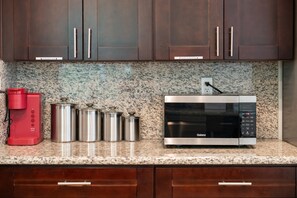 Nhà (4 Bedrooms) | Bếp riêng | Tủ lạnh, lò vi sóng, lò nướng, ấm điện 