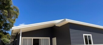 Brand new modern house minutes walk to the Blackwood River.