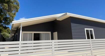 Brand new modern house minutes walk to the Blackwood River.