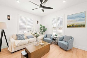 House (4 Bedrooms) | Living area