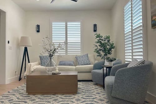 ハウス (4 Bedrooms) | リビング エリア | 43 インチの薄型テレビ (ケーブル放送視聴可)