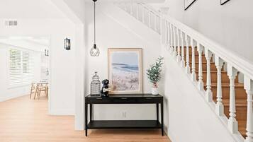 House (4 Bedrooms) | Living area