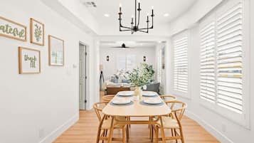 House (4 Bedrooms) | In-room dining