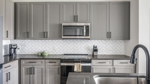 Departamento, 2 habitaciones | Cocina privada | Refrigerador con congelador, microondas, horno y parrilla de estufa 