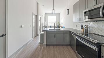 Appartement, 1 chambre | Cuisine privée | Grand réfrigérateur, micro-ondes, four, plaque de cuisson