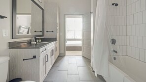 Appartement, 1 slaapkamer | Badkamer | Gratis toiletartikelen, een haardroger, handdoeken, zeep