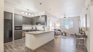 Apartment, 1 Bedroom | Private kitchen - Landing Glendale Arrowhead (Glendale)