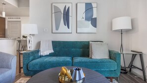 公寓, 2 間臥室 | 起居區 | 40-吋電視，提供數位頻道